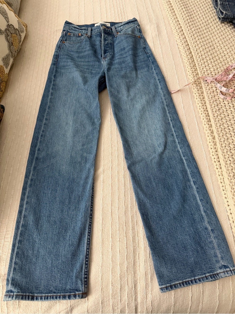 The Arlo High Rise Straight Jeans - Medium Blue
Waist 25
Inseam 28